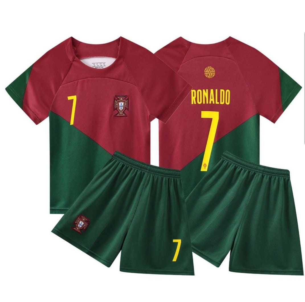  Manchester Ronaldo Red Home Soccer Kids Set (Jersey + Shorts +  Socks) Kit Size Large (10-11 Years Old) for Youth : Clothing, Shoes 