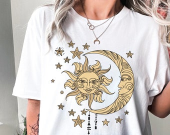Koszulka z motywem złotego słońca i księżyca • Koszulka z grafiką gwiazd • Czarownicowy top boho z astrologią • Strój na festiwal Whimsigoth