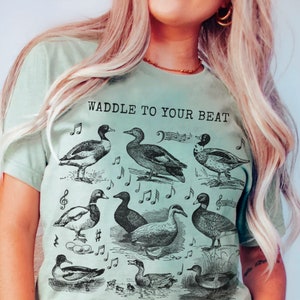 Maglietta retrò con anatra selvatica • Maglietta eccentrica per osservare gli uccelli acquatici • Regalo di abbigliamento vintage per il birdwatching • Maglietta per amanti dell&#39;ornitologia Cottagecore