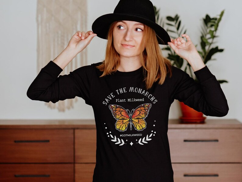 K&ouml;nnte beinhalten: Schwarzes Langarmshirt mit einem Motiv eines Monarchfalters und dem Text "Save the Monarchs Plant Milkweed #gotmilkweed".