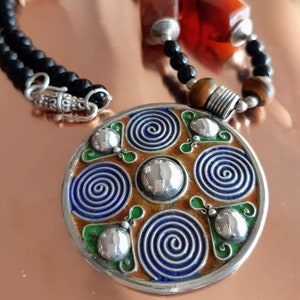 Toeareg ketting met sterling zilver emaille middelpunt