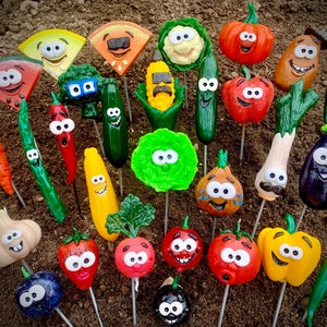 Peut inclure: Une collection de piquets de jardin colorés et fantaisistes représentant divers fruits et légumes avec des visages de dessins animés. Les piquets sont en plastique et ont une variété d'expressions, y compris heureux, triste et surpris. Les piquets sont parfaits pour ajouter une touche de fun à n'importe quel jardin.