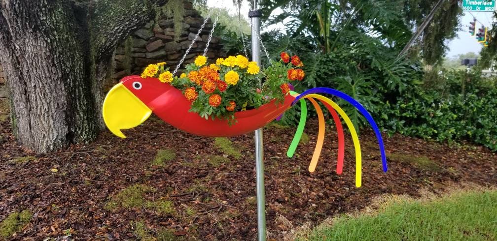 Maceta colgante Red Parrot: plástico reciclable con colas multicolores