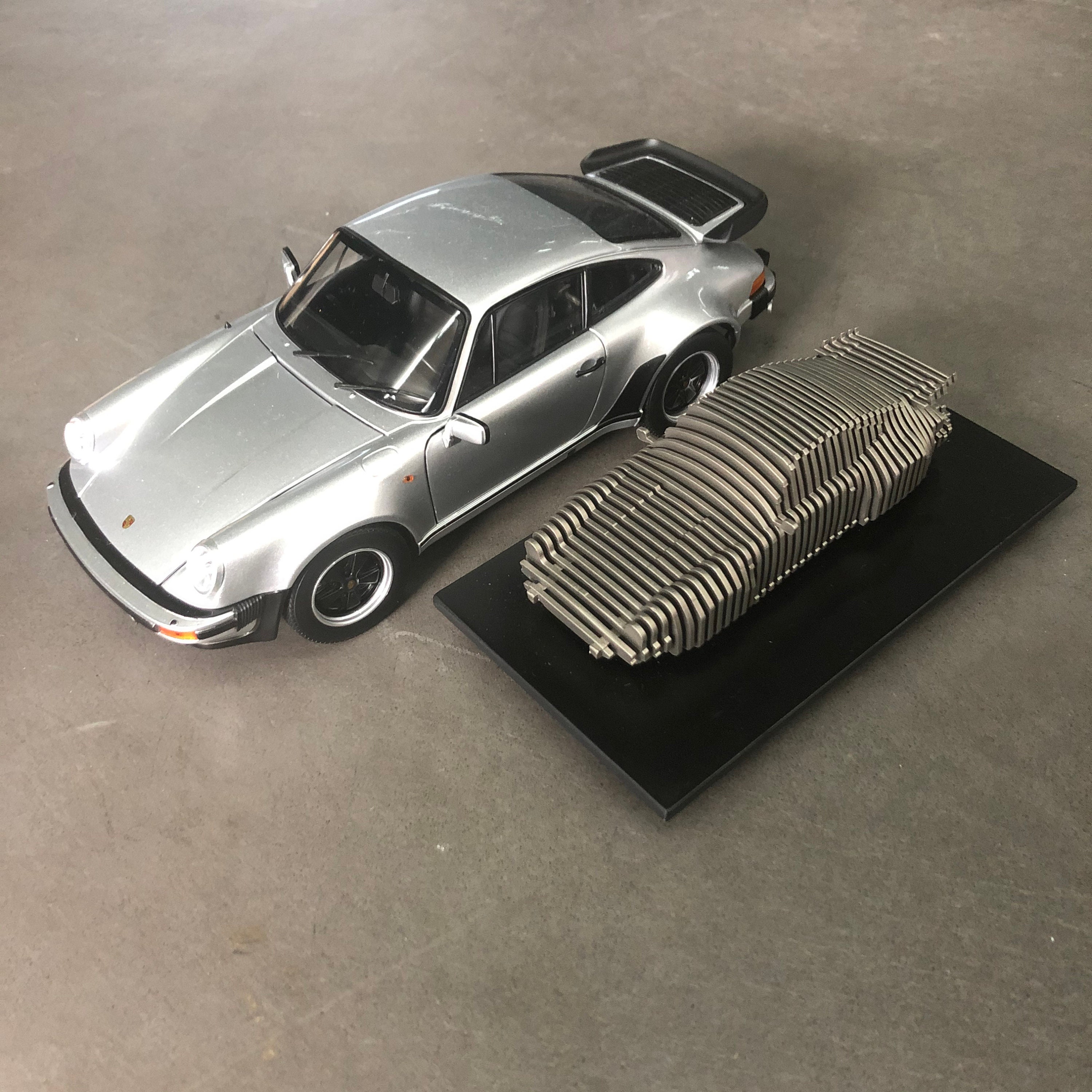 ポルシェ 911 ターボ 930 - 1:32 手作り自動車彫刻 - ステンレス