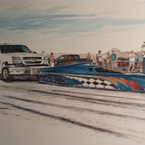 Peut inclure: Une voiture de course bleue et blanche avec un motif à damiers et un éclair est remorquée par un pick-up blanc. Un groupe de personnes regardent la scène se dérouler. Le texte "Front Weight Special Race - October Project" est écrit en bas de l'image.