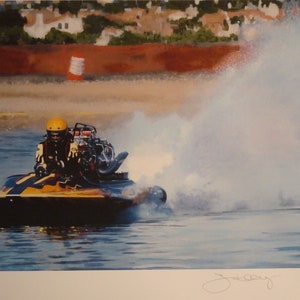 Puede incluir: Un barco hidroplano amarillo y negro que acelera por el agua, creando una gran salpicadura de agua detrás. Dos personas están en el barco con cascos.