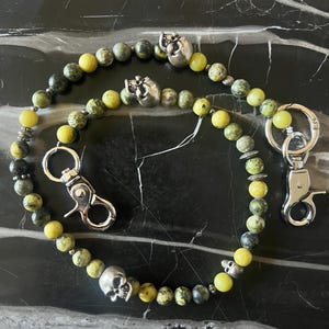 Cartera cadena en piedras naturales TURQUESA AMARILLA y calavera pieza única biker para hombre - Accesorios Hombre