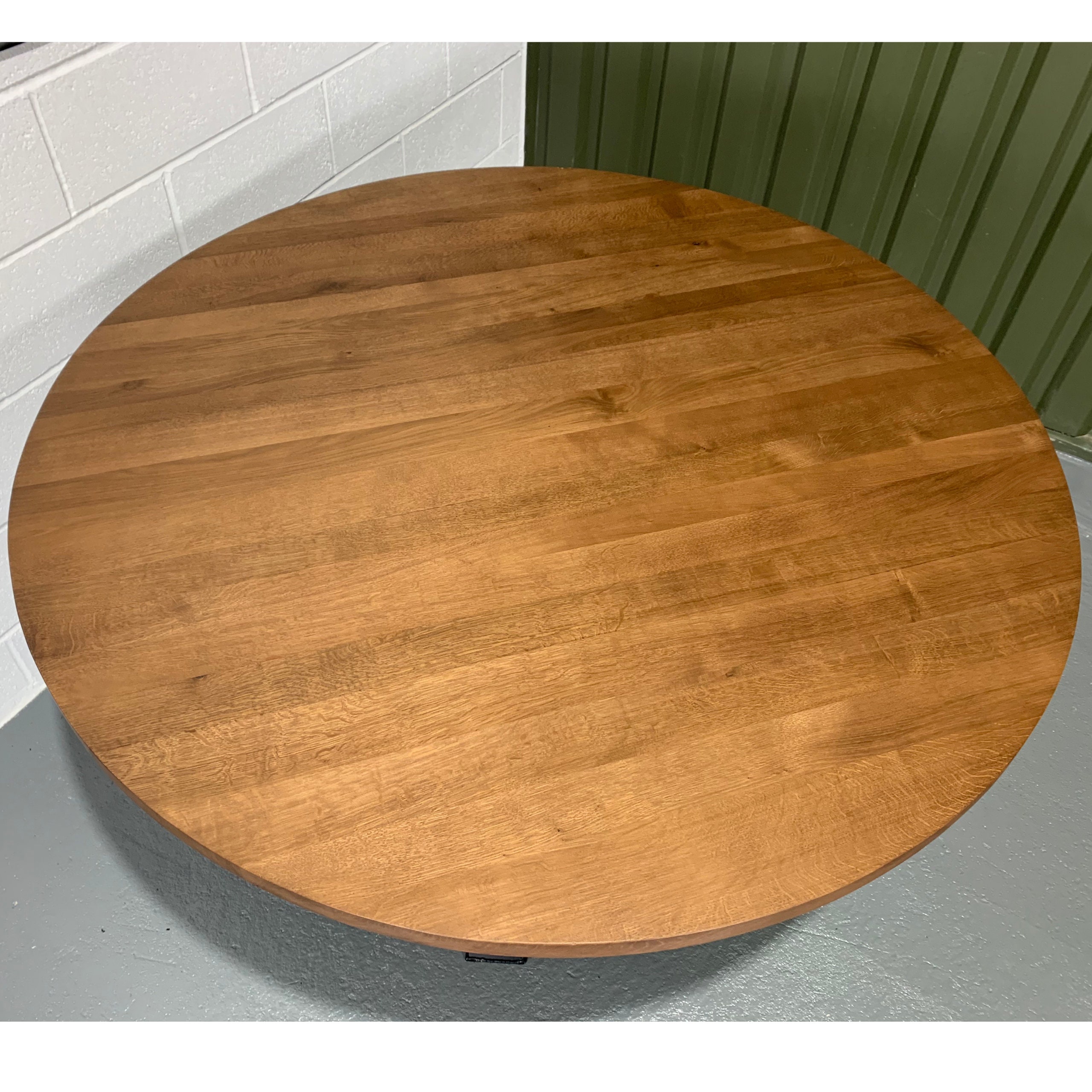 Mesa de comedor de roble redondo sólido hecho a mano en el Reino Unido, mesa  de cocina circular de roble, base de forma X de metal de acero superior  grueso manchada 