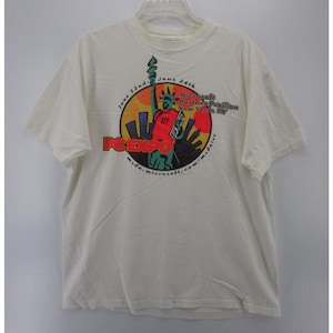 Könnte beinhalten: Weißes T-Shirt mit einer bunten Grafik der Freiheitsstatue, die eine Gitarre hält. Die Grafik enthält den Text "June 22nd - June 24th" und "Microfest Festival Palladium New York City".