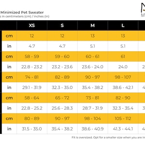 K&ouml;nnte beinhalten: Gr&ouml;&szlig;entabelle f&uuml;r einen Haustierpullover in Gelb und Schwarz mit Ma&szlig;en in Zoll und Zentimetern f&uuml;r die Gr&ouml;&szlig;en XS, S, M, L und XL. Die Tabelle enth&auml;lt Ma&szlig;e f&uuml;r Schulterbreite, Arml&auml;nge, Brustumfang, Taille und H&uuml;fte.