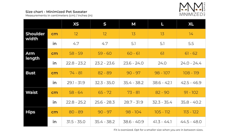 K&ouml;nnte beinhalten: Gr&ouml;&szlig;entabelle f&uuml;r einen Haustierpullover in Gelb und Schwarz mit Ma&szlig;en in Zoll und Zentimetern f&uuml;r die Gr&ouml;&szlig;en XS, S, M, L und XL. Die Tabelle enth&auml;lt Ma&szlig;e f&uuml;r Schulterbreite, Arml&auml;nge, Brustumfang, Taille und H&uuml;fte.
