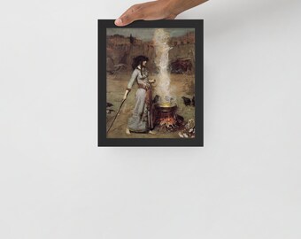 Può includere: Un dipinto che ritrae una donna in un abito bianco in piedi davanti a un calderone con fumo che ne esce. Tiene un bastone nella mano sinistra e un piccolo oggetto nella destra. Ci sono corvi sullo sfondo.