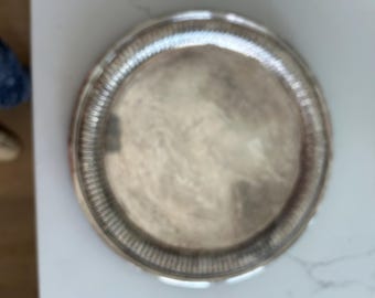 Bandeja vintage plateada con nervaduras.