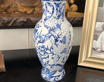 Jarrón chino azul y blanco con decoración floral