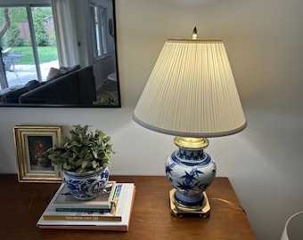 Porcelain Chinoiserie style table lamp in blue and white with shade