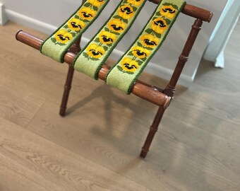 Portaequipajes vintage con correas de tapicería de lana y detalles de madera.