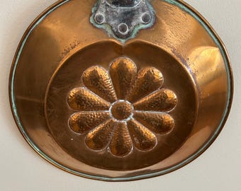 Sartén decorativa vintage de cobre color castaño con mango de hierro forjado