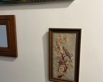 Bordado de lana hecho a mano enmarcado de pájaros 12,5 x 7,5 pulgadas