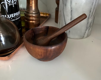 Mortero y pedestal vintage de madera de nogal