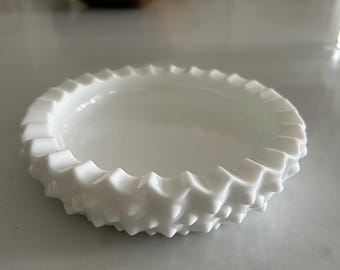 cenicero de vidrio con clavos de leche