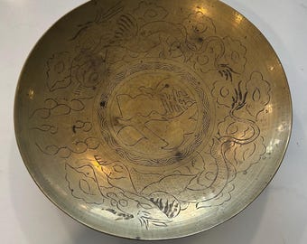 Precioso cuenco de latón grabado. Es una pieza decorativa ideal para colocar objetos pequeños en la entrada o sobre una mesa.