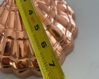 Molde de concha de cobre antiguo con anilla para colgar