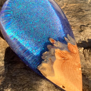 Collane di opale in legno di resina, ciondoli a goccia di opale schiacciato blu, collane cielo stellato, collana pendente in radica di stranezza spaziale, gioielli opale