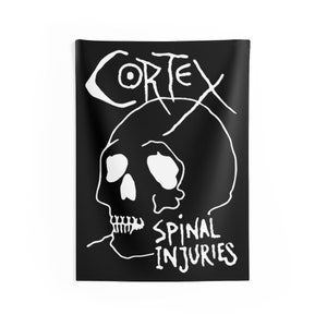 Puede incluir: Ilustración en blanco y negro de una calavera con el texto "CORTEX SPINAL INJURIES" sobre un fondo negro.
