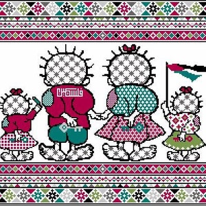以下が含まれることがあります： 4人家族と旗が描かれたクロスステッチ刺繍のデザイン。家族は赤、緑、白のチェック柄の服を着ています。旗は赤、白、黒で、アラビア語で「قطر」と書かれています。