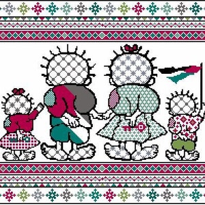 以下が含まれることがあります： 4人家族を描いたクロスステッチのデザイン。両親は手をつなぎ、子供たちは両側にいます。登場人物はカラフルな衣装を着ており、子供の1人は旗を持っています。ボーダーは花の模様で飾られています。