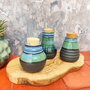 Keramisk burk med korklock | liten förvaringskruka för kök | dekorativ walesisk keramik | handgjord urna