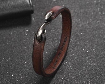 Puede incluir: Pulsera de cuero marrón con cierre de gancho plateado y las palabras "Love you forever" grabadas en la banda.