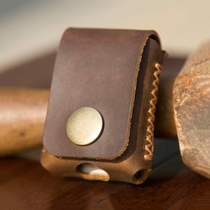 Custodia per accendino in pelle personalizzata, custodia per accendino in pelle fatta a mano per uomo, copertura con cerniera in pelle, custodia per cintura in pelle incisa