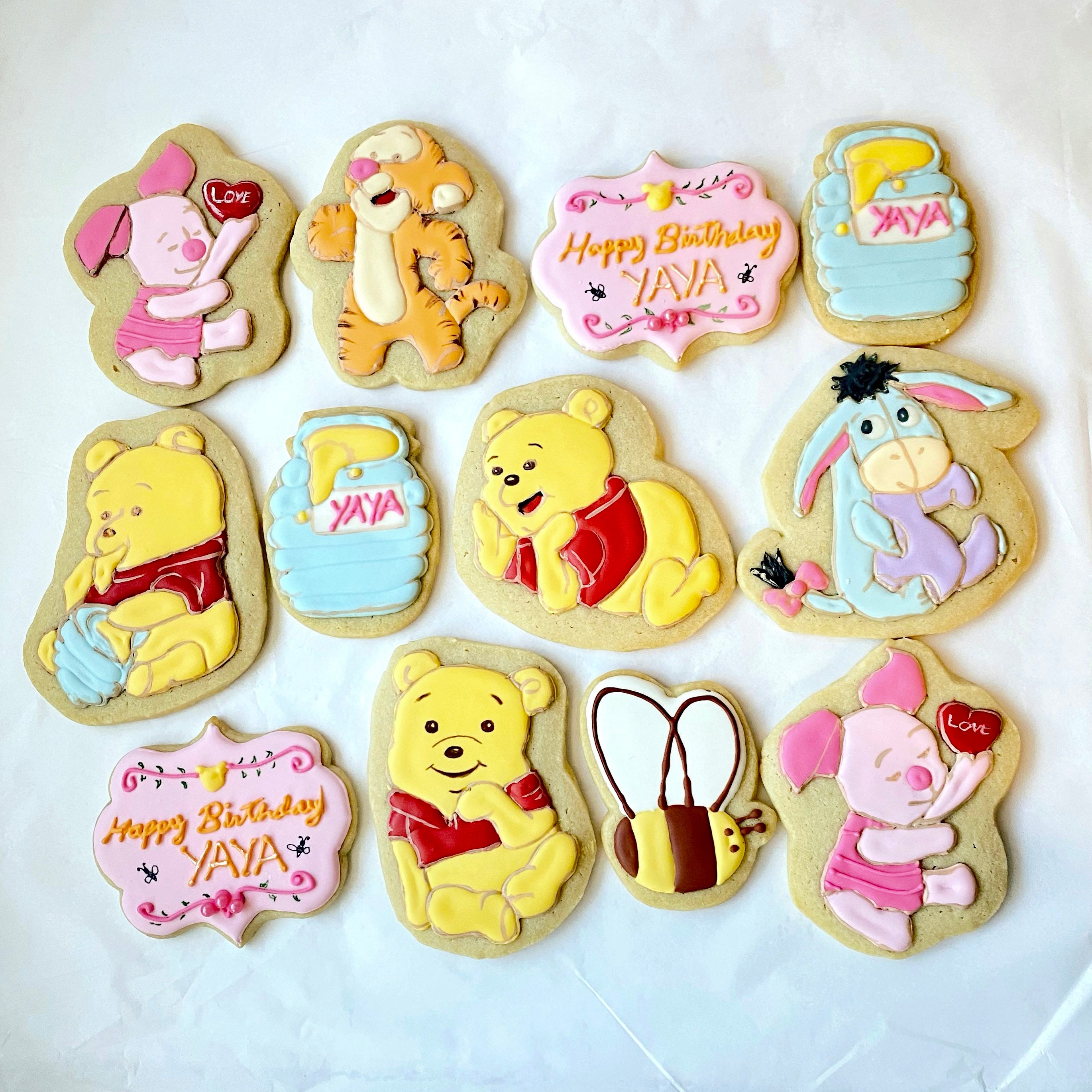 Winnie Pooh 🍯 Galletas decoradas y personalizadas para baby Emiliano🍼.  Agenda tu pedido con anticipación y personaliza tus galletas para…