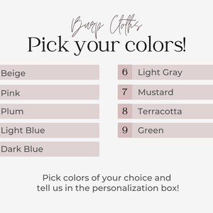 Peut inclure: Un nuancier avec neuf options de couleurs pour la personnalisation des v&ecirc;tements. Les couleurs sont beige, rose, prune, bleu clair, bleu fonc&eacute;, gris clair, moutarde, terre cuite et vert. Le texte "Burp Clothes" et "Choisissez vos couleurs !" est affich&eacute; en haut du nuancier.