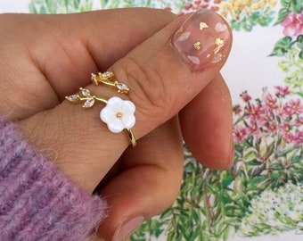 New! Shimmery white flower blossom adjustable ring