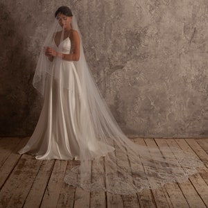 Glitter veil, sparkle bridal veil, shimmer wedding veil with a train, veil with reflective lace