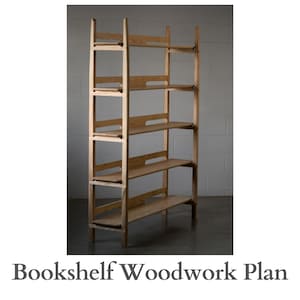 Op de afbeelding: Een hoge, lichtgekleurde houten boekenplank met meerdere planken. De boekenplank heeft een ladderachtig ontwerp met verticale steunen en horizontale planken. De tekst "Bookshelf Woodwork Plan" wordt onderaan de afbeelding weergegeven.