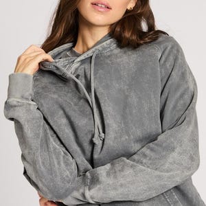 Moletom Raglan com Lavagem Mineral, Moletom Vintage Cinza Nuvem com Lavagem Ácida, Pulôver de Algodão de Peso Médio, Moletom Oversized Estilo Streetwear, Fleece Estético