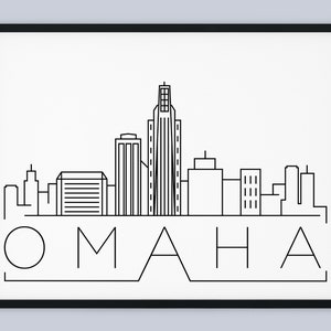 Puede incluir: Una ilustración en blanco y negro de línea de arte del horizonte de Omaha. La ilustración presenta varios edificios, incluido un rascacielos alto, y la palabra "OMAHA" está escrita debajo del horizonte.