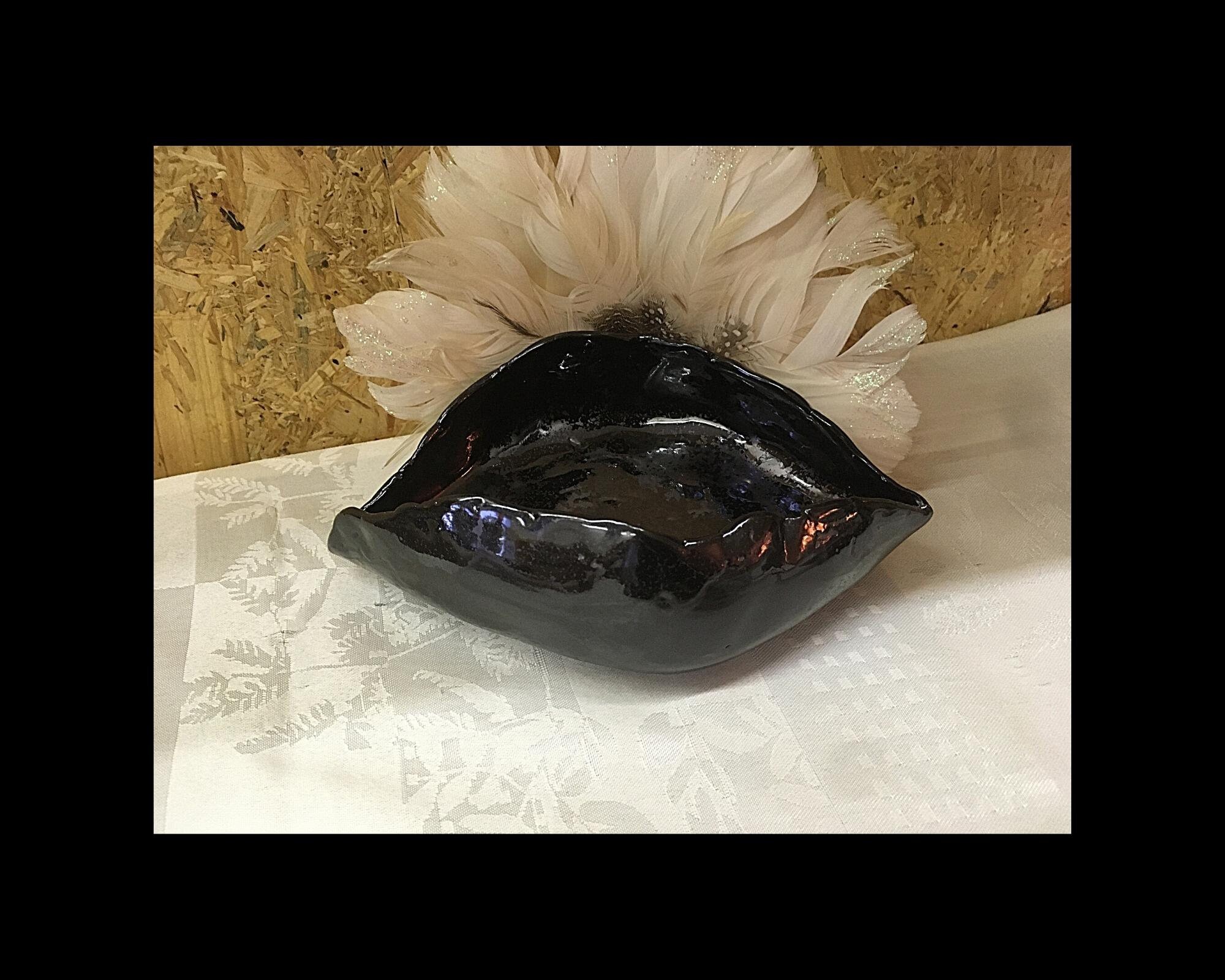 Coupelle Ovale en Céramique Noire avec Des Reflets Métalliques