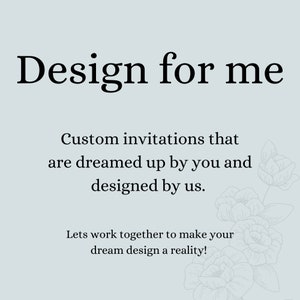 Op de afbeelding: Tekst overlay op een lichtblauwe achtergrond met een bloemenontwerp. De tekst luidt "Design for me" en "Aangepaste uitnodigingen die door jou worden bedacht en door ons worden ontworpen. Laten we samenwerken om je droomontwerp werkelijkheid te laten worden!"