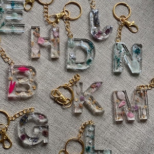 Llavero / Letra de nombre inicial personalizada / Flores prensadas secas Lápurina Azul Rosa Verde Pequeño regalo Resina de cumpleaños Llavero hecho a mano