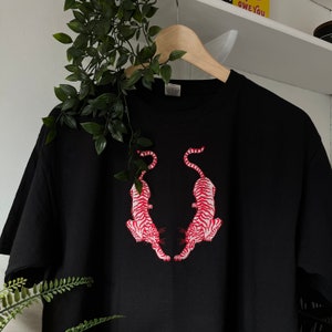 Tigers gesticktes T-Shirt | Unisex T-shirt | Kurzarm | T-Shirt aus 100% Baumwolle | Damen | Herren | Rundhals | Personalisiert | Tattoo-Stil
