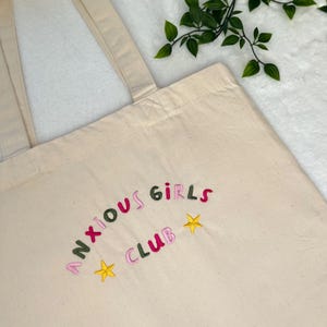 sac fourre-tout brodé Anxious Girls Club | Cadeau fait main | Sac réutilisable | Sac en coton durable | porté épaule à longue poignée | Respectueux de l'environnement