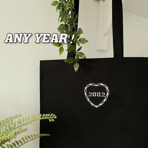 Personalisierte Geburtsjahr Bestickte Tragetasche | Handgemachtes Geschenk | Wiederverwendbare Tasche | Nachhaltige Tasche aus 100% Baumwolle | Lange Henkel Schultertasche | Umweltfreundlich