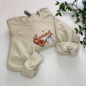 Dit is het seizoen geborduurde sweatshirt | Uniseks hoodie | Lange mouw | Trui | Trui | Dames | Heren |Crewneck |Personaliseren |Halloween