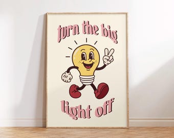 Peut inclure: Affiche encadrée avec un personnage de dessin animé représentant une ampoule. L'ampoule jaune sourit, porte des chaussures rouges et fait le signe de la paix. Le texte rose "turn the big light off" est écrit dans un style rétro.