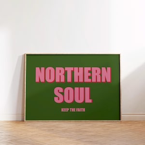 Könnte beinhalten: Ein gerahmter Kunstdruck mit den Worten "NORTHERN SOUL" in Pink mit rotem Schatten auf grünem Hintergrund. Darunter steht der Satz "KEEP THE FAITH" in Weiß. Der Rahmen ist hellbraun.