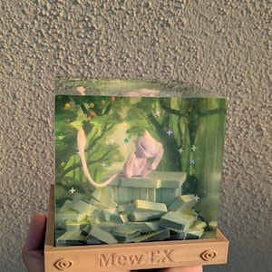 Diorama ispirato a Pokemon Mew Ex carta Pokemon pocket